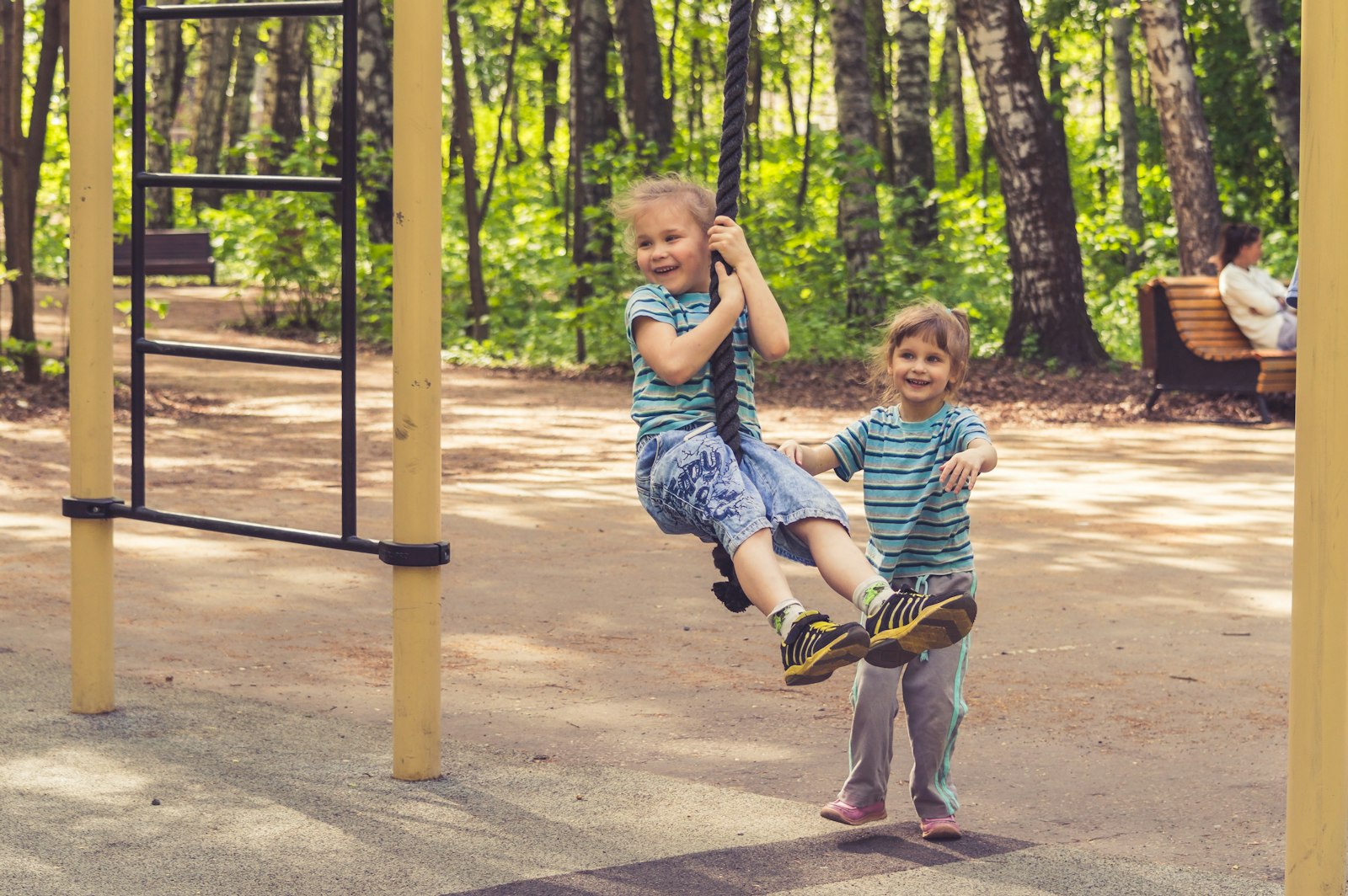 Bambini giocano sulle altalene al parco
